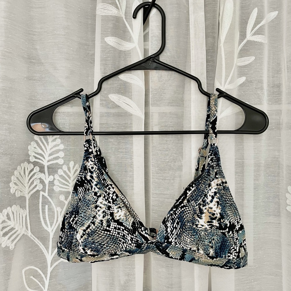 Snake print bikini top🐍
